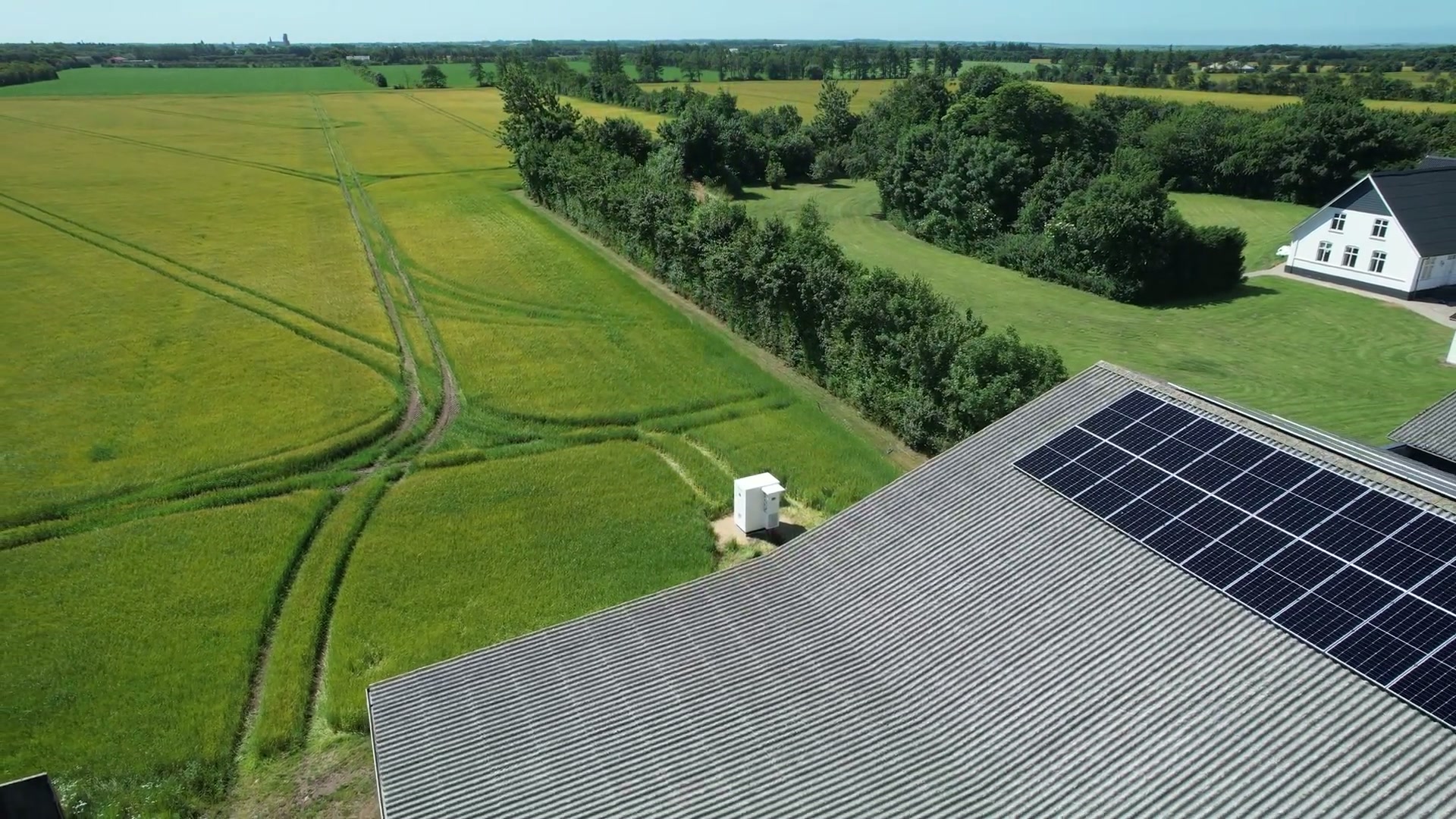 Luftfoto af solcellerne på taget og batterianlægget ved marken på Dortheashvile